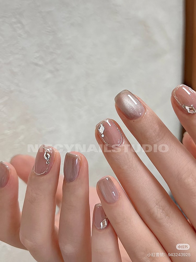 2025裸色光療美甲推薦2：貓眼x水光銀