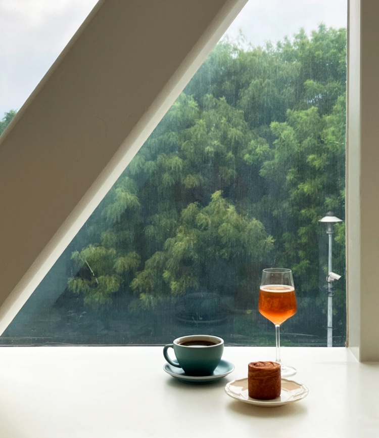 Rolling Dough 主打每日現烤可頌與精品咖啡,甜點由瑞士籍主廚 Florian Bourquin 團隊操刀,強調歐陸烘焙的層次與酥脆口感,也很適合觀展後沉澱或到花博散步的外帶點心。