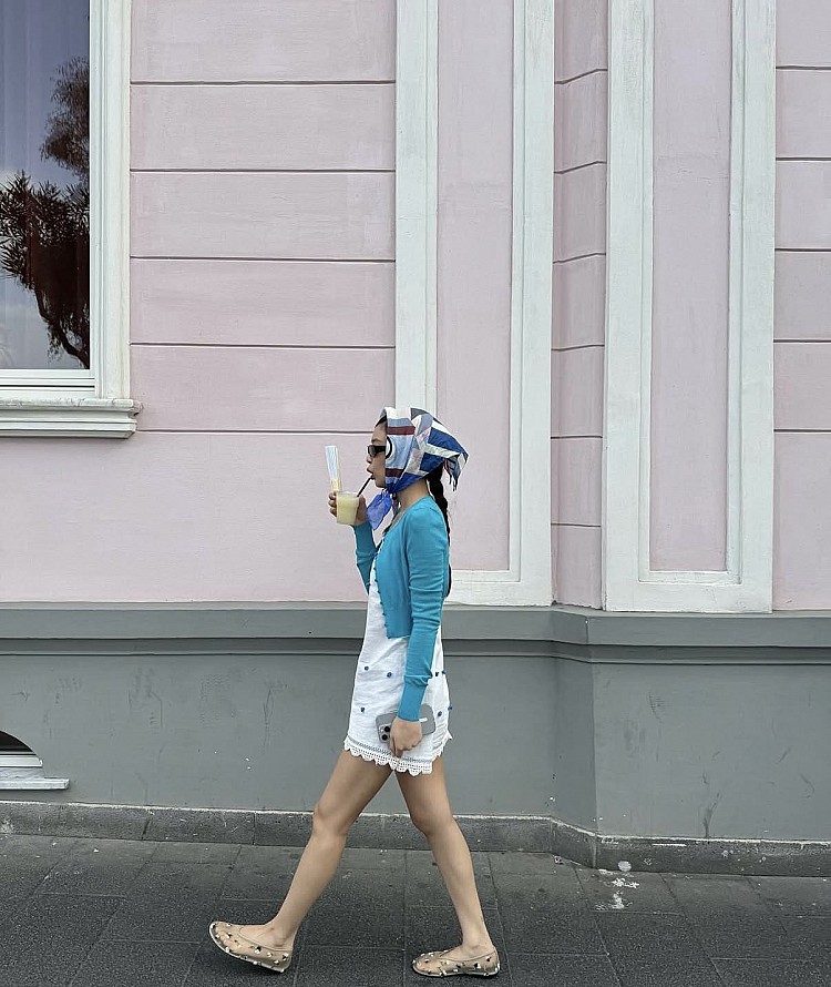 面對秋冬季節轉換之際，Jennie這套清爽又復古的造型公式值得筆記。以白色細肩洋裝為主角，點綴立體藍花刺繡，呼應外搭湛藍開襟針織衫，營造出如海風般輕盈的氛圍。