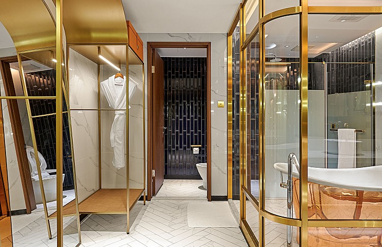 書桌、電視櫃、衣櫃的金屬線條與弧形設計都很講究