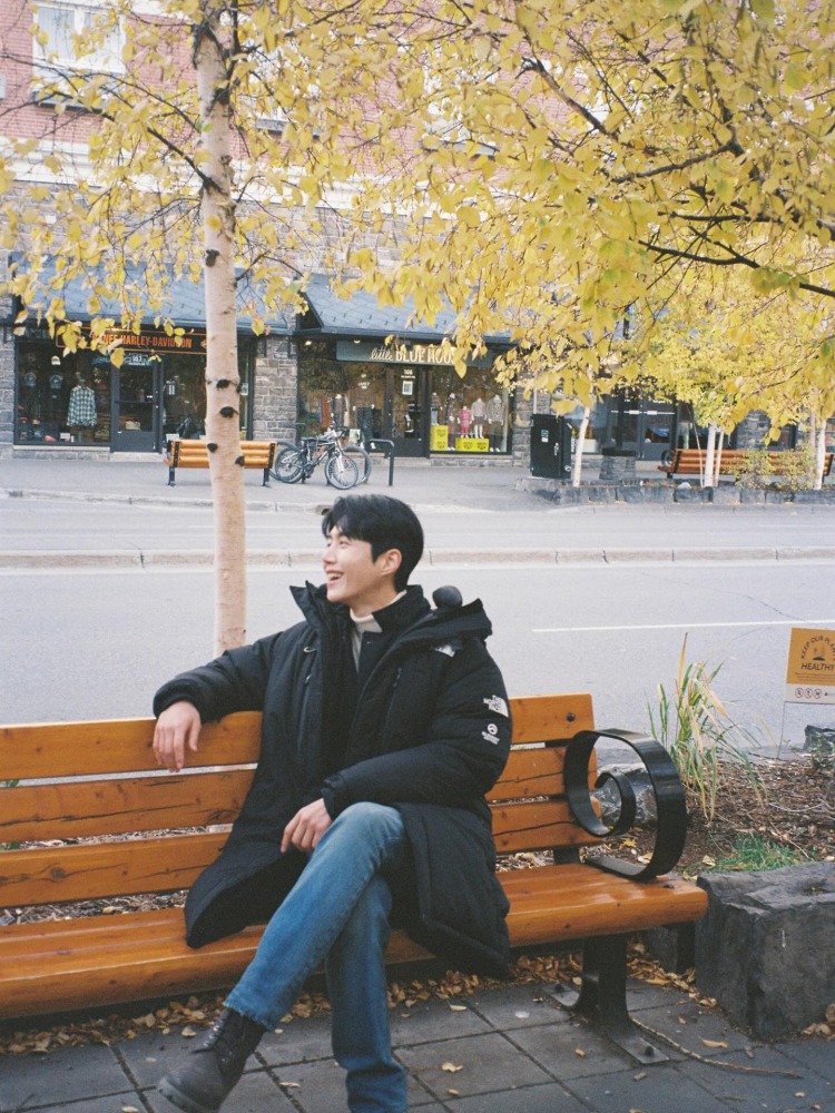 在《愛情怎麼翻譯？》拍攝的花絮中，金宣虎選擇來自 The North Face 的黑色長版羽絨外套，，俐落不膨脹的剪裁，把羽絨外套最怕顯壯的問題一次解決。內搭白色高領，下身搭配簡單的直筒牛仔褲與深色短靴，完美詮釋低調、舒服、卻讓人一眼就記住的男友穿搭。