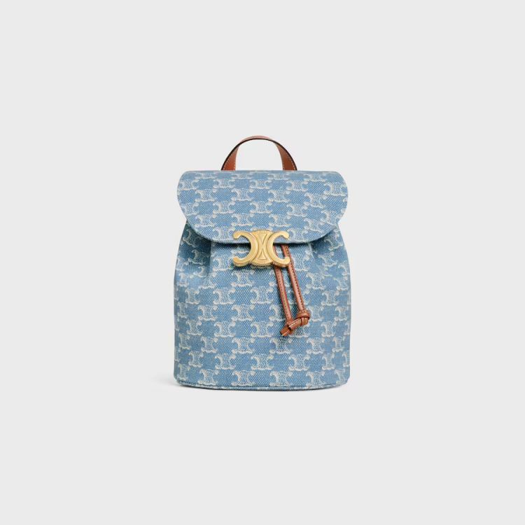 這款Celine Triomphe後背包以清爽的藍色牛仔滿版老花呈現，第一眼就讓人感覺輕盈又有辨識度。