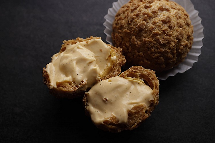 入口瞬間，焦糖的濃郁、堅果的香脆、海鹽的清新在舌尖交錯，構築出極致平衡的味覺體驗。