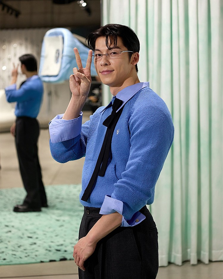 許光漢現身首爾最新打卡地標Haus Nowhere!以Gentle Monster金屬無框眼鏡,搭配上來自Acne Studios的土耳其藍色毛衣點綴上垂墜的蝴蝶結領結,成為全場焦點