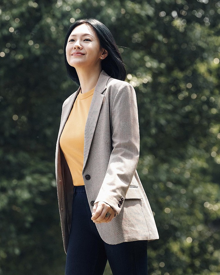 沒有華服、沒有珠寶，小S依然能用最簡單的單品穿出最強氣勢！這套來自Uniqlo的日常造型，米灰色格紋西裝的挺版剪裁，與亮橘T恤的活潑色調形成撞色感，這件熱銷不斷的經典U系列圓領T恤僅「四百有找」，依舊不失風格！