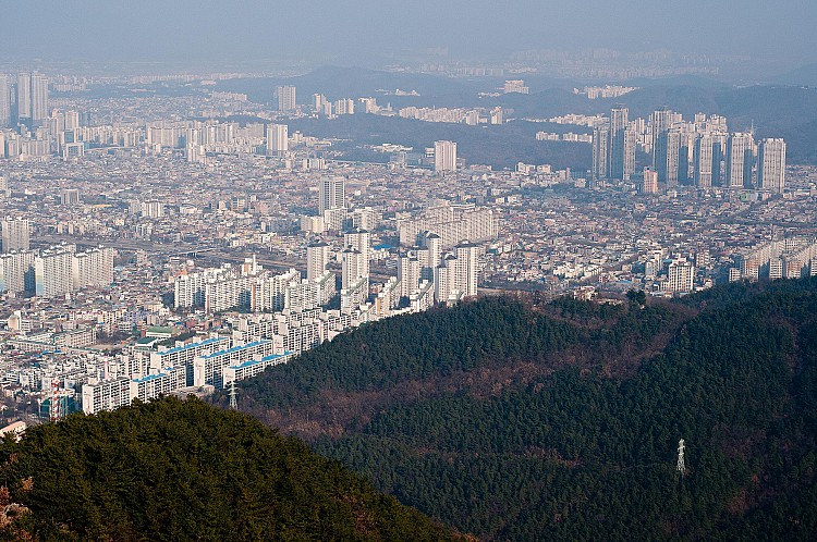 京畿道始興市玉口山與玉口公園，結合自然步道與四季美景，是當地居民與旅客的休閒去處。