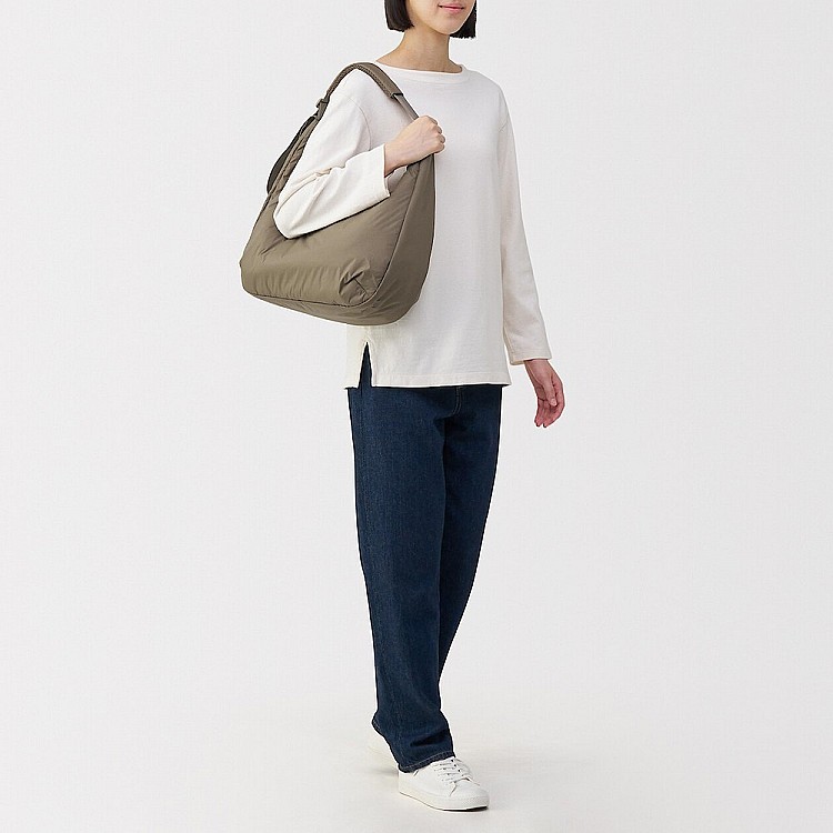 無印良品這款單肩包不只是簡單的日常包，肩帶可調節，能肩背或手提使用。包款表布採用100%再生尼龍，內襯與填充物也全使用再生聚酯纖維製成，並具防潑水效果，小雨天通勤也能安心，五顆星推薦給機車族、通勤族！