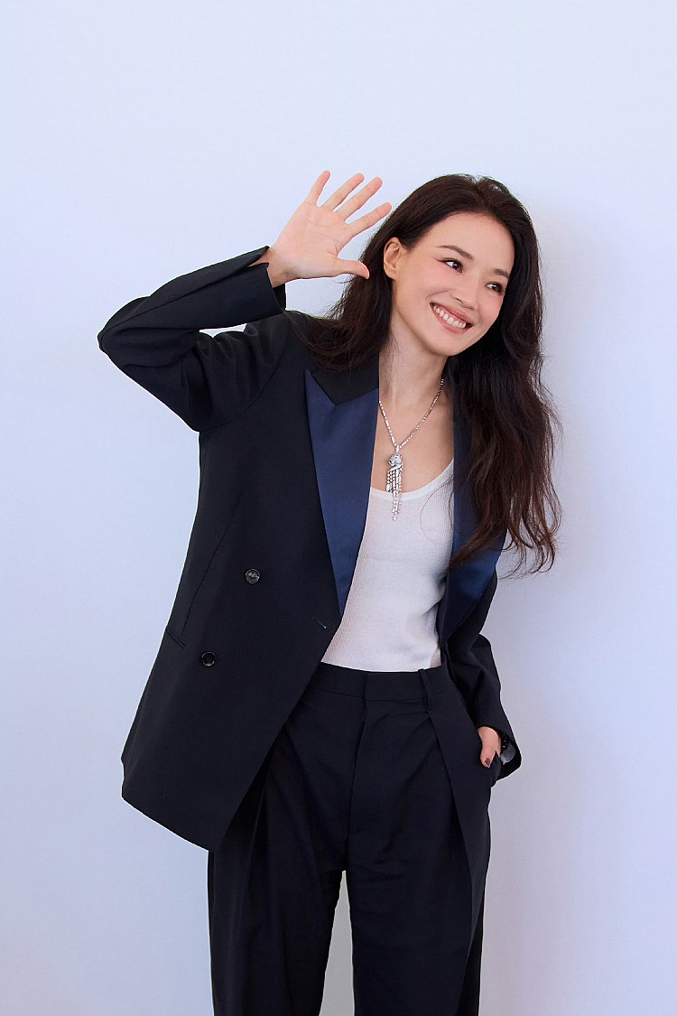舒淇在威尼斯影展《女孩》媒體見面會上，換上一套西裝穿搭由Bottega Veneta新任創意總監Louise Trotter操刀，劍領西裝外套上的最大亮點在於翻領上深藍緞面拼接，加上內搭的白色低領口的背心，搭配Cartier美洲豹鑽石項鍊與戒指，非常時髦率性，掌握寬版剪裁、材質拼接，就能穿出減齡的俐落感。