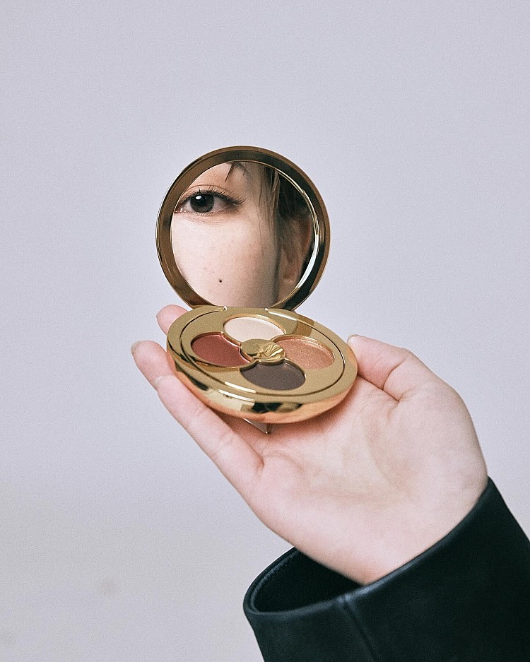 對比皮件與成衣，彩妝具備高毛利、高回購率、高黏著度三大優勢，是年輕世代小額入手LV的最佳途徑。透過彩妝，LV將「體驗經濟」再放大，更將成為LVMH下一個十年的營收引擎。