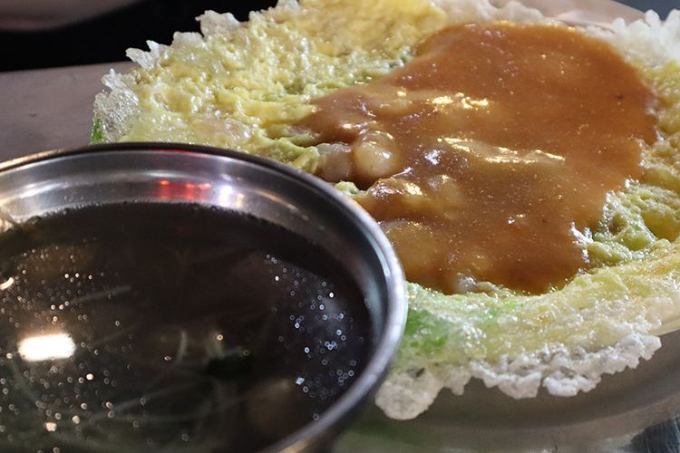 在萬華，蚵仔煎的江湖地位向來競爭激烈，但廣州街夜市的「施記東石蚵仔煎」始終穩坐老地方的排隊王。