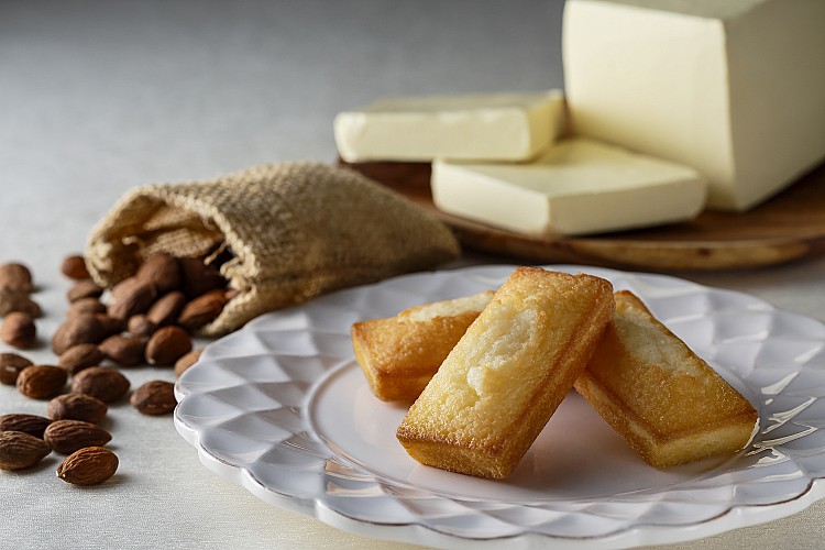 HENRI CHARPENTIER 的經典招牌「費南雪」，自 1975 年推出以來，便以高雅的杏仁奶油香氣、入口即化的鬆軟口感聞名，年銷售量高達 3,200 萬顆，更連續 8 年榮獲金氏世界紀錄「世界第一」的榮耀，堪稱甜點界無可撼動的傳奇伴手禮。