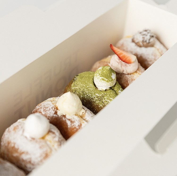 來自日本鳥取縣的甜甜圈品牌「Truffle Donut」,近年以生甜甜圈在日本甜點圈迅速竄紅,並正式宣布進軍台灣,首店選址高雄。