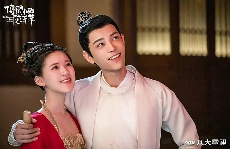 由趙露思、丁禹兮於 2020 年主演的《傳聞中的陳芊芊》，故事講述編劇陳小千意外穿越進自己寫的劇本，成為炮灰三公主陳芊芊，為了保命只能逆轉劇情，卻意外與男主韓爍墜入愛河。