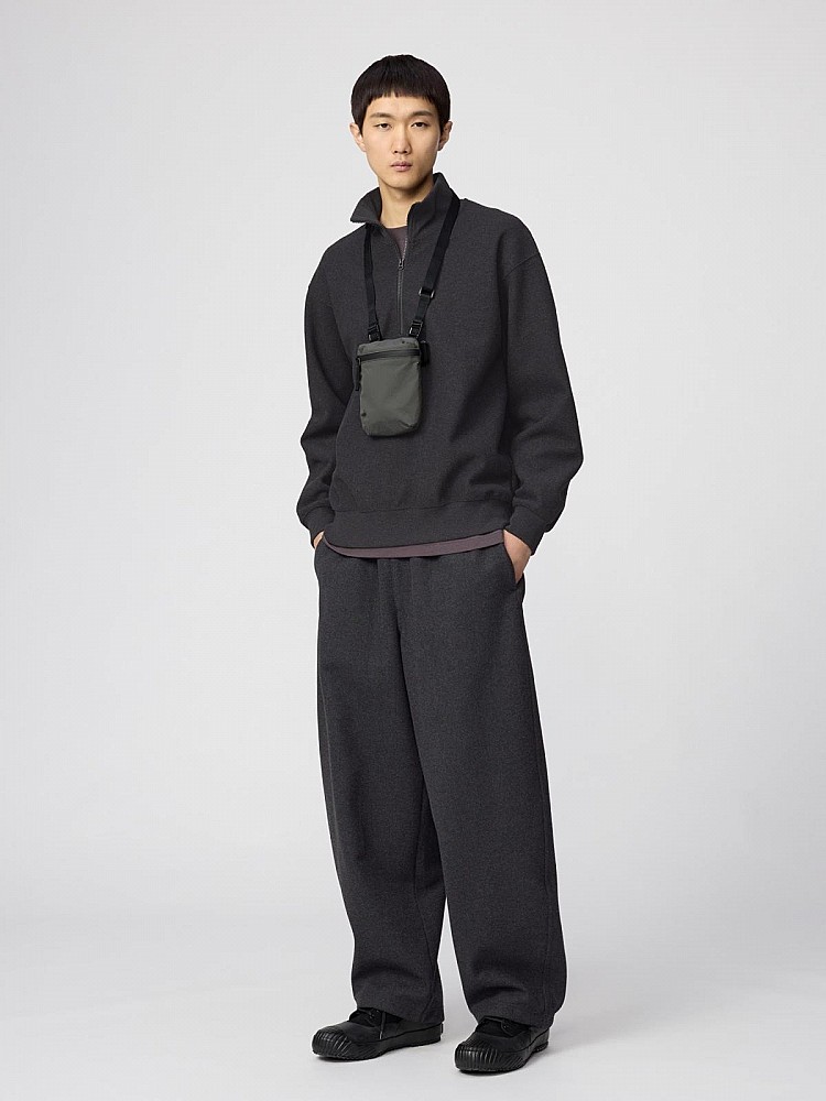 迷你包常常設計上多以女性消費者的需求為優先考量，不過這款Uniqlo迷你包以中性設計為主，尺寸上小巧卻實用，有著深灰、黑色、深棕三種的中性色選擇，皆低調百搭，男女都能輕鬆駕馭，能夠輕鬆融入日常穿搭之中！