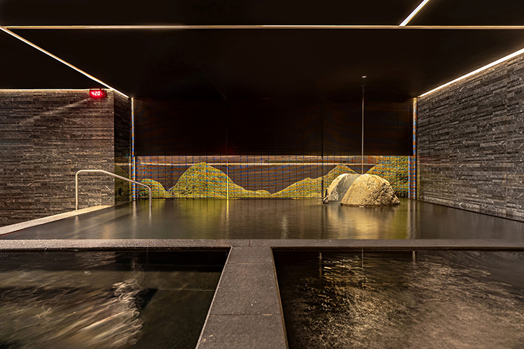 晶華集團溫泉旅宿「北投晶泉丰旅」，這是繼礁溪後，再一次把版圖落在有溫泉底蘊的地段。品牌籌備超過三年，全館約百間客房與套房、另有16間湯屋，每一間都保留窗景，距離陽明山與關渡自然公園約15分鐘車程，行程安排相當順。