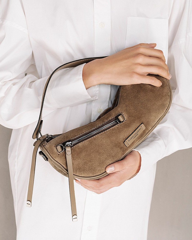 Gianni Chiarini 以佛羅倫斯皮革工藝為基礎,推出 Cindy 麂皮手提包,以細緻短絨麂皮打造出溫潤霧面的質感光澤,觸感柔軟卻保有立體結構,無論是搭配大衣、針織衫,都很出彩!