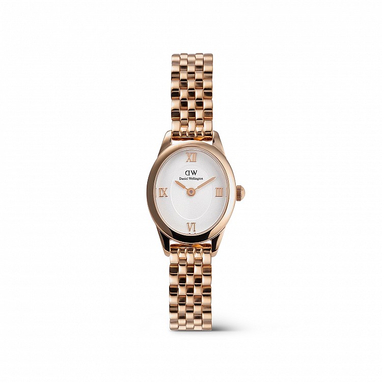 Daniel Wellington 來自瑞典，以簡約北歐風格與可替換式錶帶打響名號。最新推出的 Ophelia Mini 系列，改以稀有的橢圓形錶殼設計，搭配羅馬數字時標與太陽紋錶盤，散發如歐洲古董珠寶般的典雅氣息。
