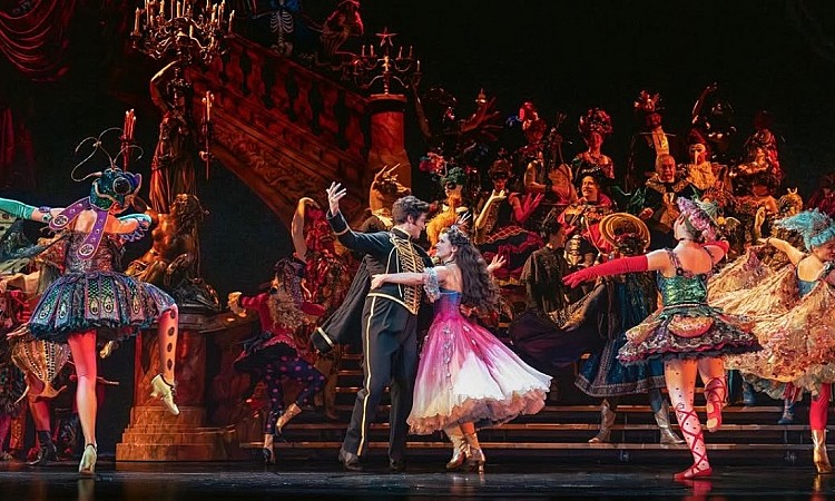 《歌劇魅影》（The Phantom of the Opera）由被譽為音樂劇大師的英國作曲家安德魯·洛伊·韋伯（Andrew Lloyd Webber）以及詞作家查爾斯·哈特（Charles Hart）聯手之作，根據法國作家卡斯頓·勒胡（Gaston Leroux）於 1910 年發表的愛情驚悚小說《歌劇院魅影》（Le Fantôme de l’Opéra）所改編。