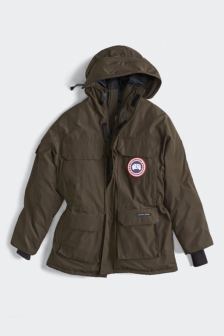 若要選出一件最能代表Canada Goose精神的外套，Expedition派克大衣幾乎沒有對手。在創意總監Haider Ackermann的巧手下，讓這件大衣跨越純機能定位，成為一種風格象徵。