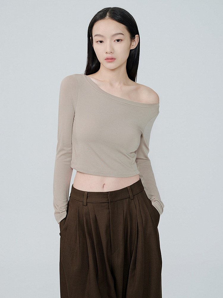 誰說發熱衣都很土？Mouggan這件真的很會：大圓領設計可自由變化成一字領、斜肩，露出鎖骨線條的同時又保有發熱內搭的實用度，搭配合身短版版型，拉高比例、穿起來俐落不臃腫！而且還是MIT台灣製造！（價格：NTD1,080）