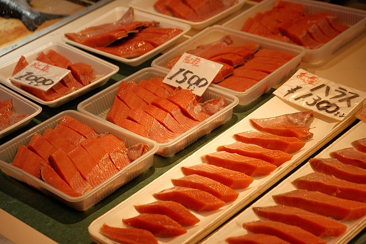許多人初見價位時常誤以為是一片1,500日圓（約新台幣301元），事實上這個價格包含整整十片鮮嫩厚切的鮭魚刺身，份量實在，堪稱函館市場的高CP值代表。
