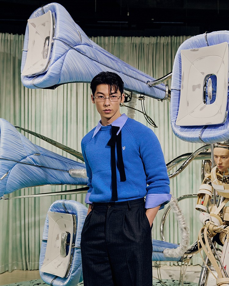 許光漢現身首爾最新打卡地標Haus Nowhere！以Gentle Monster金屬無框眼鏡，搭配上來自Acne Studios的土耳其藍色毛衣點綴上垂墜的蝴蝶結領結，成為全場焦點