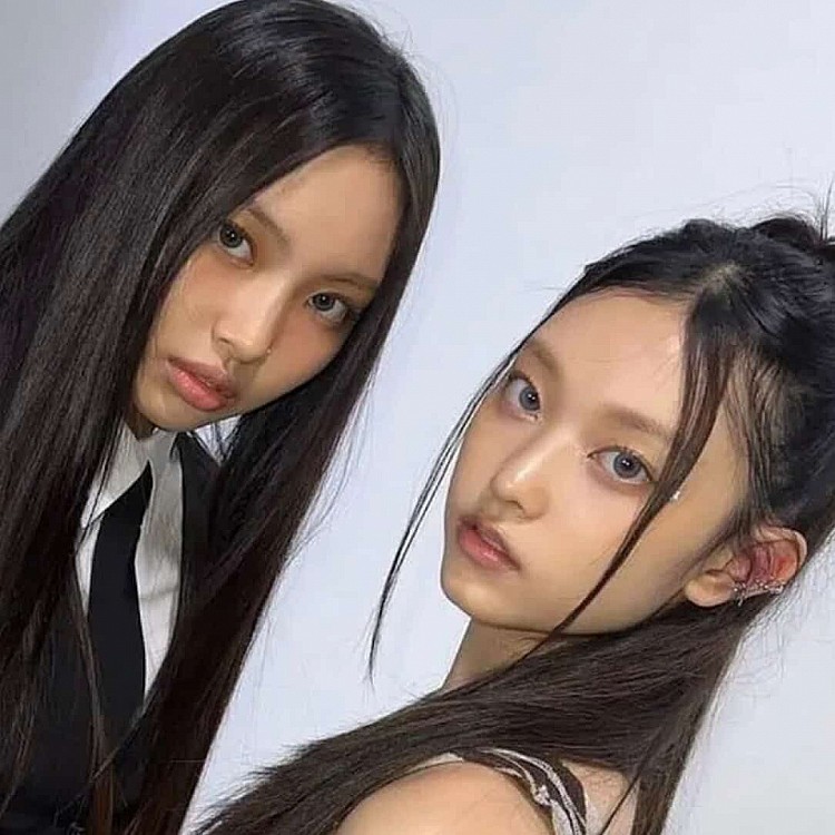 本以為 NJZ 又將進入無止盡的官司以及休止期，沒想到 ADOR 娛樂在今日突然發布震撼彈，宣佈「NewJeans 成員 Haerin（諧潾）和 Hyein（惠仁）及其家人經過深思熟慮，以及與公司溝通討論後，決定尊重法院的判決，繼續履行雙方的合約。」