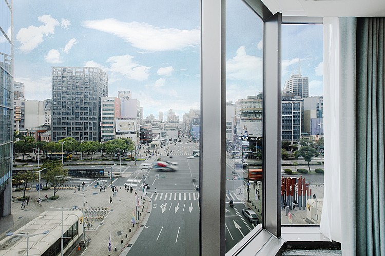 Oani綠洲選擇落腳在西門町，是個大膽又極其聰明的決定，因為它不以「隔絕城市」為目標，而是以細膩的方式重新定義「城市中的安靜」。