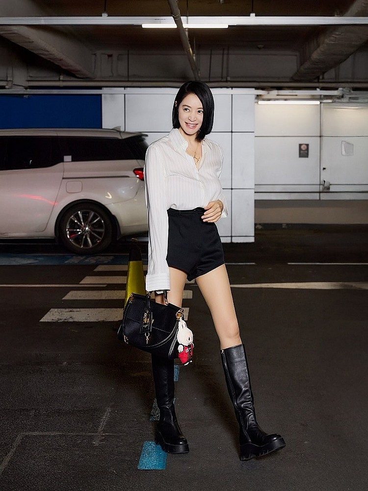 金憓秀在出席電影《我和我的殭屍女兒》首映，用基本款的單品打造超亮麗的造型，一身俐落的「襯衫＋短褲穿搭」亮相，及肩短髮造型搭配白色細條紋襯衫穿搭、黑色高腰短褲，加上手拎Dolce&Gabbana 經典包款「My Sicily」，展現她55歲依舊無可挑剔的凍齡狀態。