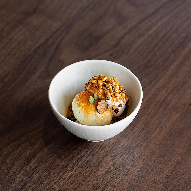 本次將完整重現包括「Mingling Pot」與經典甜點「醬料三重奏」在內的十道菜單，從桃子與青橘交織魚子的清爽開場，到大醬化身布蕾的驚喜結尾