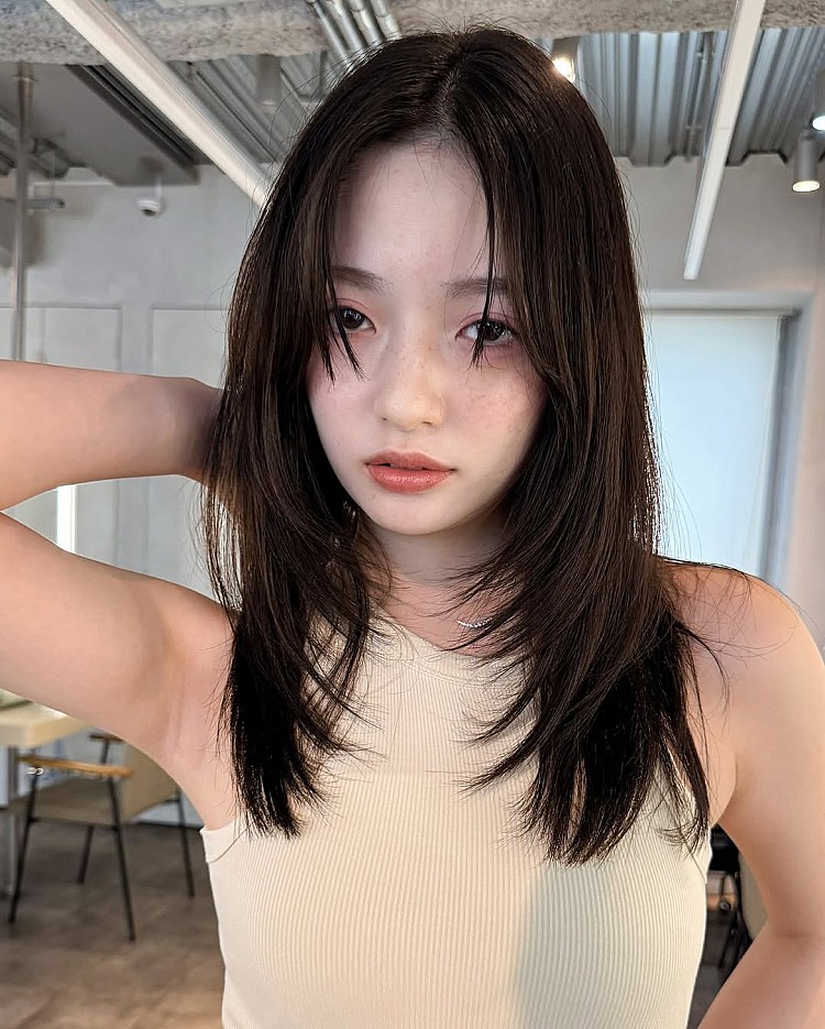 層次剪髮型推薦5：中分瀏海中長髮