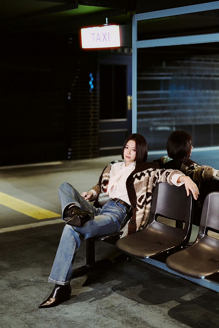 想要同時減齡又增高？這套休閒感的造型以鬆身針織外套作為主角，下半身搭配高腰直筒牛仔褲是這套穿搭的顯瘦關鍵，加上黑色尖頭皮靴，能把腳背線條延伸，再往下拉出俐落角度，讓腿看起來更長！