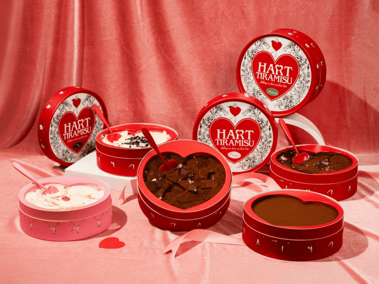 來自韓國的超人氣提拉米蘇品牌「Hart Tiramisu」今年也以快閃店形式先後登陸各大百貨，以兼具視覺與味覺的「敲心提拉米蘇」在社群爆紅，上層是濃郁的苦甜巧克力，必須用小槌敲開才能品嚐裡層的馬斯卡彭慕斯與咖啡手指餅乾，結合儀式感與高顏值外型立刻在社群掀起打卡熱潮。