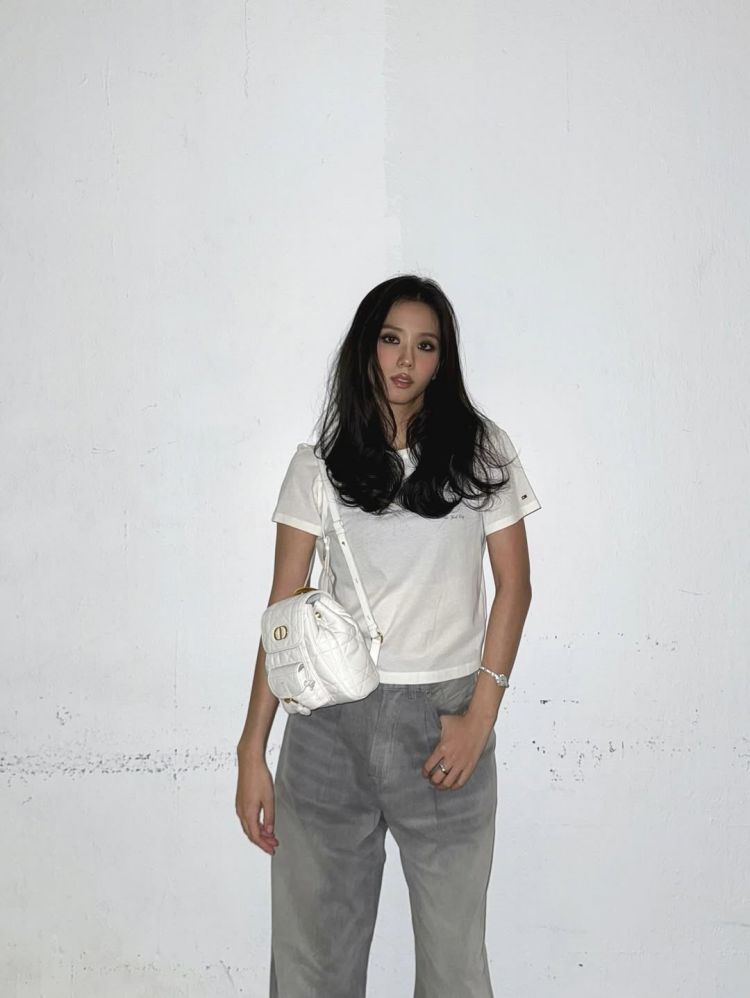 搭配金色飾面提把與可調式背帶，背起來輕巧舒適，Jisoo私服親自示範，通勤或日常出門也能很有氣質。