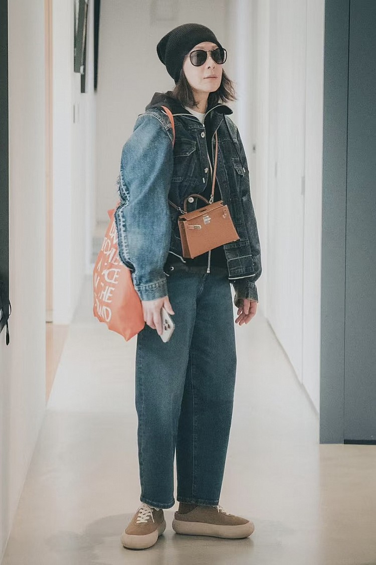 想知道劉若英私下怎麼穿得又酷又年輕？這套牛仔外套＋牛仔褲的丹寧套裝，頭上的黑色毛帽與墨鏡，頭上的黑色毛帽與墨鏡，搭配迷你凱莉包（Kelly Mini），讓整體多了一點酷帥感！