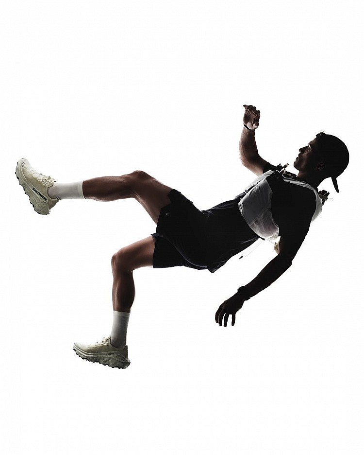 Salomon創立於1947年，源自法國阿爾卑斯山的運動品牌，不只把運動性能與精湛工藝融合，也讓品牌在戶外運動領域很有地位，受到Outdoor咖的喜愛，其中「XT-6」、「XT-4」更是讓品牌推上熱搜！值得一提的是許光漢穿搭在私底下也曾上腳「XT-6」運動鞋款！