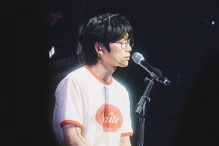 近日 10CM 更宣告將舉行全新巡演「2026 10CM Asia Tour <To 10CM: Chapter 1」,並預定在 3 月 20 日重返台北開唱,這將是他出道至今第四度訪台,也讓歌迷開心不已。