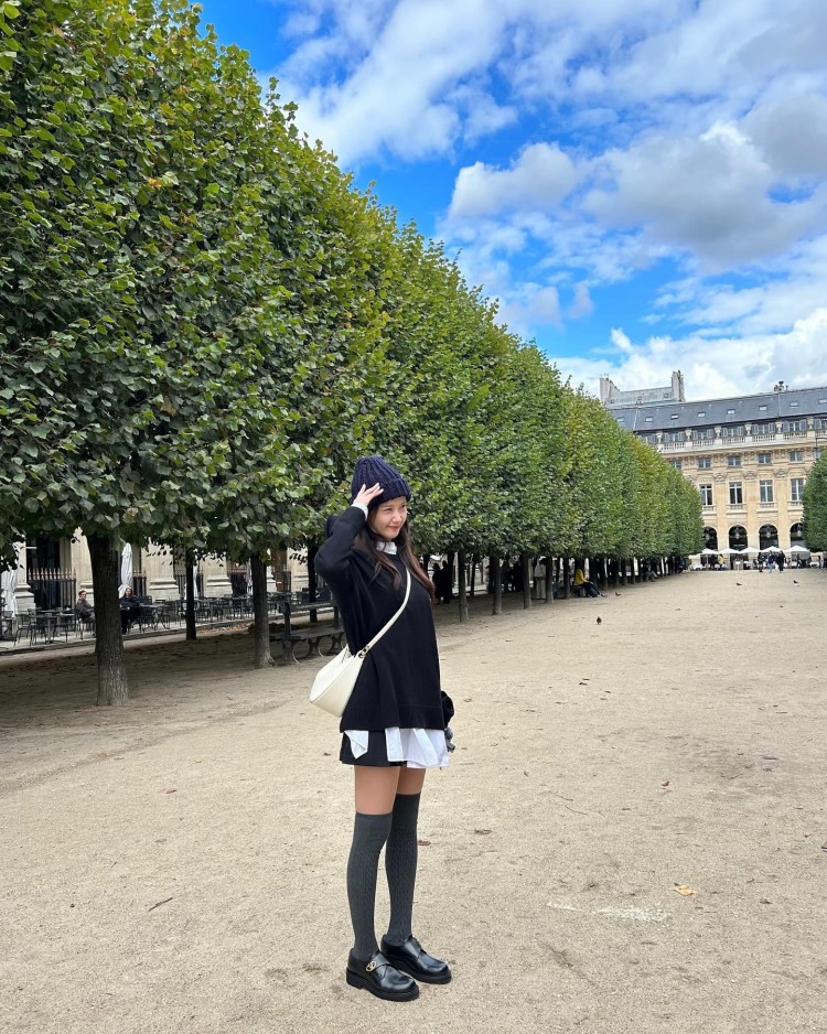 膝上襪穿搭很多人不敢嘗試，但卻是潤娥回到“少女時代”的秘密武器，用白色襯衫打底，外疊一件黑色長版毛衣，簡單卻充滿層次感，下身搭配黑色短裙，並以膝上襪穿搭加上黑色皮鞋，打造「學妹感」的穿搭，既優雅又青春魅力。