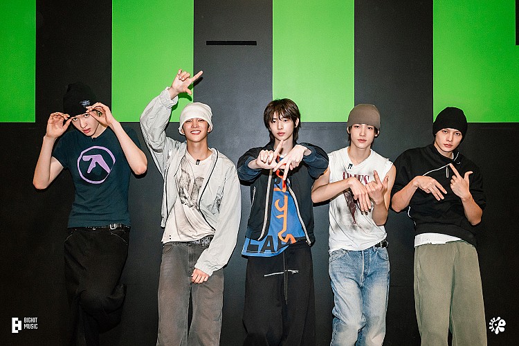 以低腰丹寧、工裝褲為穿搭重點，多數團員都戴上毛帽當造型，刷色牛仔褲搭配寬鬆剪裁上衣，整體上用隨性感的造型，更能顯現五位團員的少年感以及青春活力！