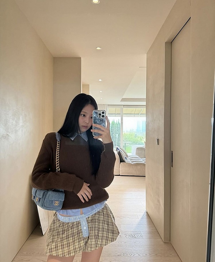 秋冬暖色系是打造學院風穿搭的最佳時刻，咖啡色針織毛衣內層疊搭牛仔襯衫，領口與下襬微露，營造自然層次感。