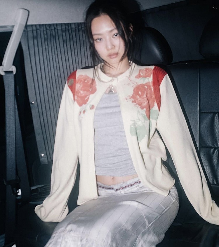 Jennie以一身復古混搭造型展現滿滿少女氣息。奶油色開襟針織外套綴上紅玫瑰印花，帶出濃濃 2000年代懷舊感。