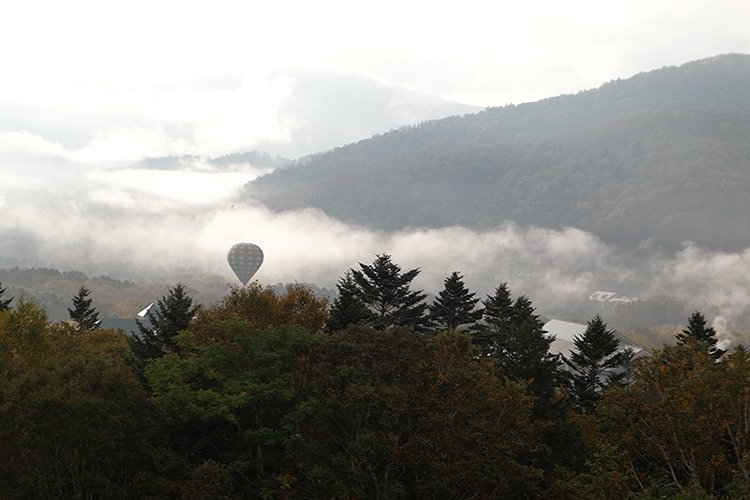 受地形與風勢影響，熱氣球活動僅於每年6月至10月中旬開放，飛行時間約為清晨5:30至7:00，建議可安排在觀賞日出後參加。