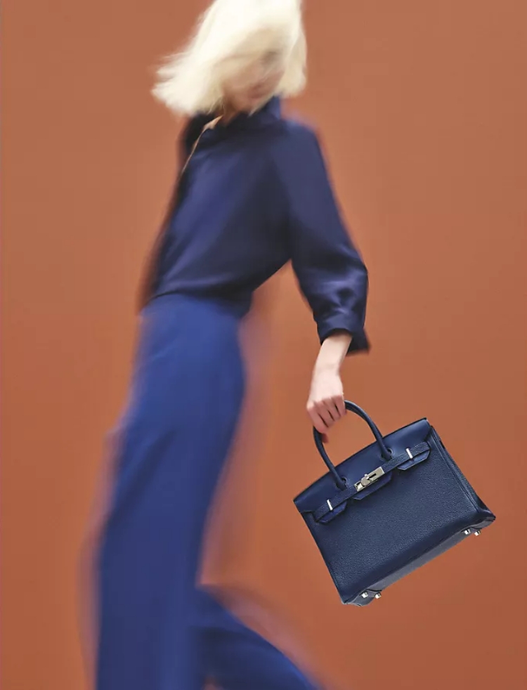 相較於傳統偏柔軟線條的Birkin,Sellier結構以更挺拔的外框與俐落輪廓,成功吸引偏好正式感與收藏價值的買家。這樣的設計差異,讓 Birkin Sellier 在亞洲市場特別吃香,也反映在其轉售價格表現上。從十年數據來看,Birkin 整體轉售價漲幅已遠超零售端,而 Sellier 作為相對少量、更具結構感的設計,有著183%的保值率,更容易被搶著入手。在經典地位不變的前提下,Sellier 成功拉開與一般 Birkin 的價差,成為想入手柏金、又追求高保值率買家的首選。