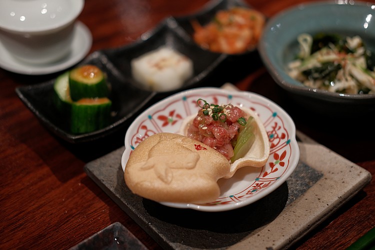 「最中餅生牛肉」當日現切的生牛肉，選用油花分布勻稱、肥瘦比例恰到好處的部位，口感既有彈性又不顯厚重。