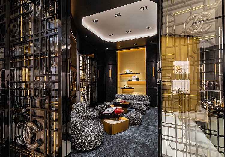 香奈兒美妝不愧是最具價值的美妝品牌，台北101化妝品精品店以全新概念亮相，挑戰美妝產業的最高規格零售體驗！最大亮點是以香奈兒女士私人寓所 為靈感打造的VIP休憩空間與護膚室。黑金絨面牆、雙C格柵等細節，低調奢華又充滿巴黎韻味。護膚室則以純白簡約風格打造，搭配山茶花與斜紋軟呢薄毯，提供專屬的頂級美容療程。