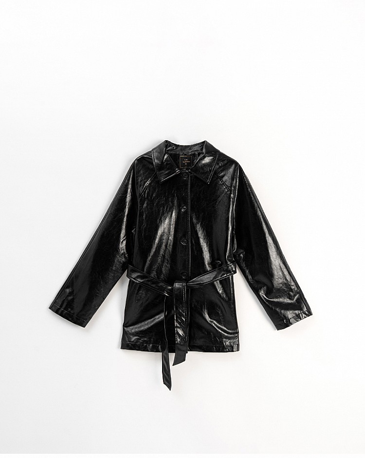 這款光澤皮革大衣以質感漆皮面料打造，呈現亮眼卻不浮誇的高級反光感。寬版剪裁方便內搭厚毛衣，穿起來依然挺順不臃腫。