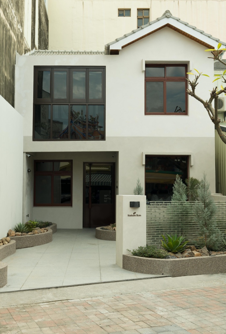 最終他們回到張水零的故鄉台南安平，再次選擇以巧克力作為媒介，跨時空續寫台灣在地食材的生活片段，建立起一個專屬於 Kakaw Bon 的巧克力世界觀。