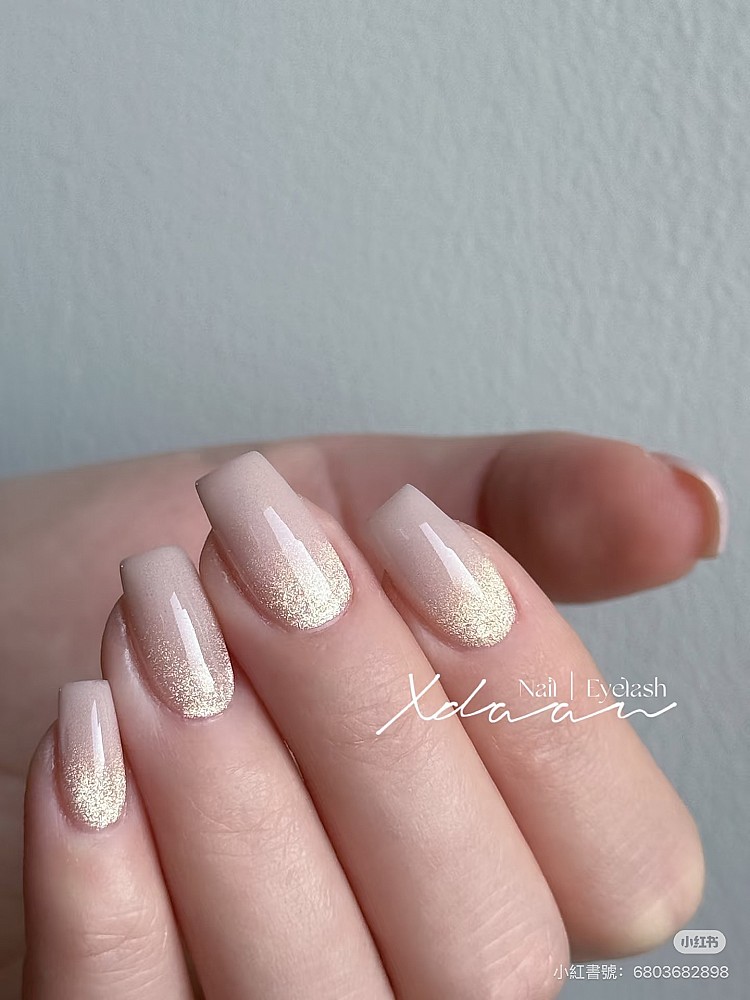 2025裸色光療美甲推薦7：金色貓眼