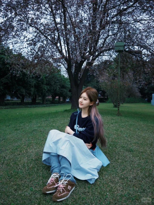 趙露思這套造型再次證明她的「甜而不膩」穿搭功力！整體色調上選擇以霧霾藍色作為主要基調，深藍針織上衣有著霧霾藍的字樣，下身疊搭同色系的中長裙，腳上則搭配灰藍色的襪套增加層次感，腳上搭配的咖啡色球鞋打破整體柔色調的單一感，為造型注入一點街頭隨性氣息。