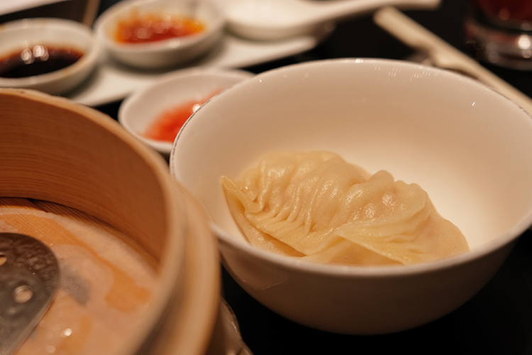 「懷舊灌湯餃」最能彰顯手藝，麵皮勻薄彈韌，內餡以金華火腿、瑤柱、雞爪熬成湯凍，結合豬肉、蟹肉與花膠，蒸製後化為鮮潤湯汁，復刻正宗港式風味。